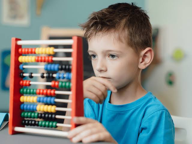 kid learning mental math through Abacus